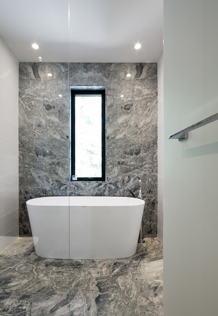 Dossier de presse | 1678-03 - Communiqué de presse | Résidence de la Canardière - Atelier BOOM-TOWN - Architecture résidentielle - Salle de bain - Crédit photo : Steve Montpetit