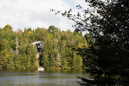 Dossier de presse | 1678-03 - Communiqué de presse | Résidence de la Canardière - Atelier BOOM-TOWN - Architecture résidentielle - Vue de l'autre côté du lac - Crédit photo : Steve Montpetit