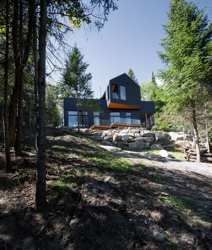 Dossier de presse | 1678-03 - Communiqué de presse | Résidence de la Canardière - Atelier BOOM-TOWN - Architecture résidentielle - Façade côté lac (Est) - Crédit photo : Steve Montpetit