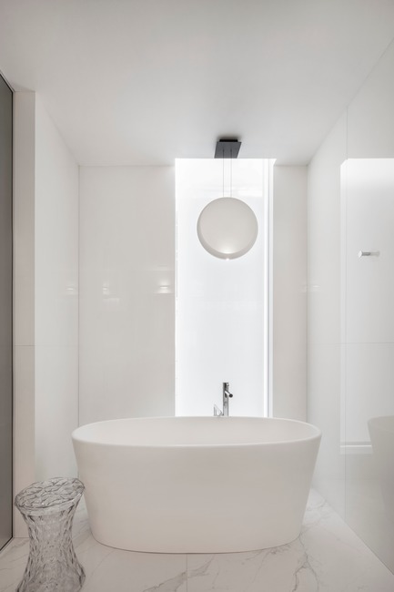 Dossier de presse | 625-16 - Communiqué de presse | Belvédère - Desjardins Bherer - Design d’intérieur résidentiel - Belvédère - salle de bains des maîtres - Crédit photo : Adrien Williams