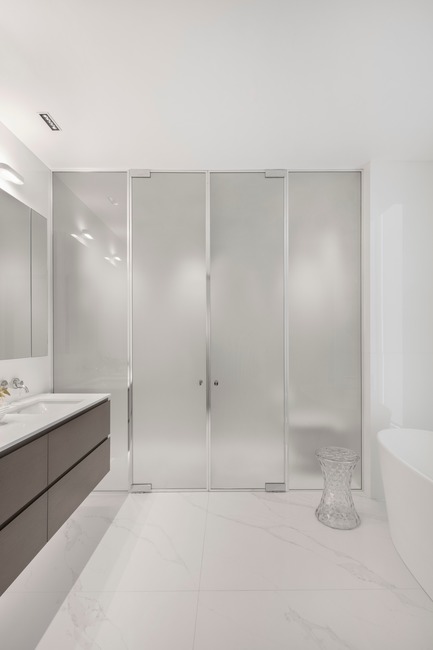 Dossier de presse | 625-16 - Communiqué de presse | Belvédère - Desjardins Bherer - Design d’intérieur résidentiel - Belvédère - salle de bains des maîtres - Crédit photo : Adrien Williams