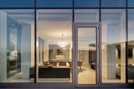 Dossier de presse | 625-16 - Communiqué de presse | Belvédère - Desjardins Bherer - Design d’intérieur résidentiel -  Belvédère - vue de l'Intérieur depuis terrasse (avec reflet de la montagne) - Crédit photo : Adrien Williams