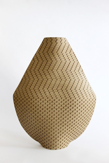 Dossier de presse | 3267-01 - Communiqué de presse | Manfredi Style Presents "Aesthetic Visions" for Fuorisalone, Milano Design Week 2018 - Manfredi Style - Évènement + Exposition - Akan K25 Vase by Helene Morbu - Crédit photo : Image Courtesy of Helene Morbu (France)