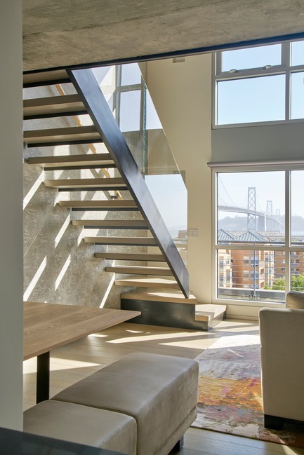 Dossier de presse | 1733-03 - Communiqué de presse | SOMA Loft Residence - Studio VARA - Design d’intérieur résidentiel - Offering spectacular Bay Bridge views, this two-level loft was an uninspired white box chopped up into many small rooms.&nbsp; - Crédit photo : Bruce Damonte