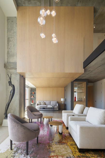 Dossier de presse | 1733-03 - Communiqué de presse | SOMA Loft Residence - Studio VARA - Design d’intérieur résidentiel -  Offering spectacular Bay Bridge views, this two-level loft was an uninspired white box chopped up into many small rooms. The space was reimagined as a composition of planes and volumes in warm materials: concrete, wire-brushed and waxed European white oak, gunmetal gray panels &amp; gallery white walls.  - Crédit photo : Bruce Damonte