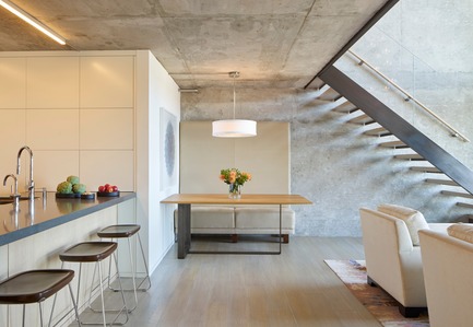 Dossier de presse | 1733-03 - Communiqué de presse | SOMA Loft Residence - Studio VARA - Design d’intérieur résidentiel - Unique pieces include a custom steel and oak dining table and upholstered bench. - Crédit photo : Bruce Damonte