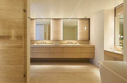 Dossier de presse | 1733-03 - Communiqué de presse | SOMA Loft Residence - Studio VARA - Design d’intérieur résidentiel - The master bathroom features back-lit steel mirrors, travertine slab floors &amp; shower walls and vanities made from wire-brushed, waxed oak - Crédit photo :  Bruce Damonte 