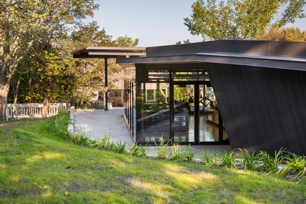 Dossier de presse | 2263-02 - Communiqué de presse | Harmonie entre nature, architecture et patrimoine : Pavillon paysage à St-Roch-des-Aulnaies - Anne Carrier Architectes - Architecture institutionnelle - Crédit photo : Stéphane Groleau