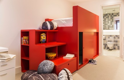 Dossier de presse | 1701-03 - Communiqué de presse | Highgate Hill - LLI Design - Design d’intérieur résidentiel - Bedroom 2 - Bespoke Red&nbsp;Lacquer Bed with den - Crédit photo : Photography / Styling : Rick Mccullagh / LLI Design