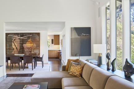 Dossier de presse | 1733-04 - Communiqué de presse | Kentfield Residence - Studio VARA - Architecture résidentielle - The interior design was driven by the client’s extensive art collection, which challenged us to consider sightlines and art placement throughout the process. - Crédit photo : Bruce Damonte