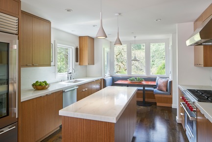 Dossier de presse | 1733-04 - Communiqué de presse | Kentfield Residence - Studio VARA - Architecture résidentielle - This kitchen is small, but efficient and highly functional. It has the feel and utility of a much larger kitchen, owing to judicious design and careful appliance and materials selection. The design elements are simple and understated, allowing the breathtaking views of Mt. Tamalpais and the appliances themselves to take center stage. This kitchen embodies the ethos, “everything you need, and nothing you don’t” - Crédit photo : Bruce Damonte
