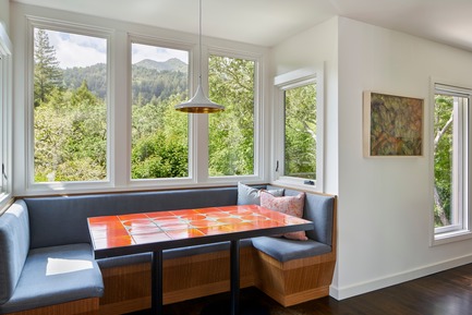 Dossier de presse | 1733-04 - Communiqué de presse | Kentfield Residence - Studio VARA - Architecture résidentielle - A machined aluminum dining table in jet black lends drama to the small dining room, and the custom breakfast nook table in the kitchen is topped with 1960’s vintage French tiles by the artist Roger Capron and flanked by a custom charcoal blue linen banquette. - Crédit photo : Bruce Damonte