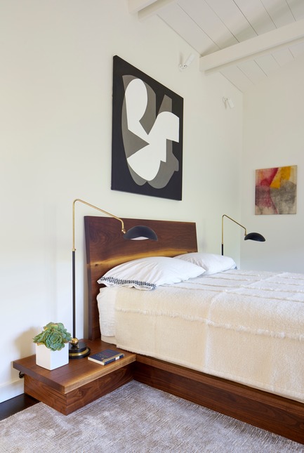 Dossier de presse | 1733-04 - Communiqué de presse | Kentfield Residence - Studio VARA - Architecture résidentielle - The master bed is made from solid walnut in a modern design that highlights the sapwood of the slab, sitting on another custom rug. - Crédit photo : Bruce Damonte