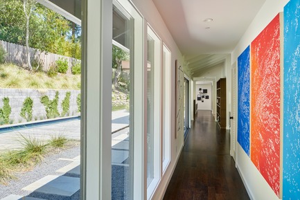 Dossier de presse | 1733-04 - Communiqué de presse | Kentfield Residence - Studio VARA - Architecture résidentielle - Light was brought in by removing deep eaves and decks all around the house, and wood ceilings were painted white to reflect light and focus attention on the interior elements. - Crédit photo : Bruce Damonte