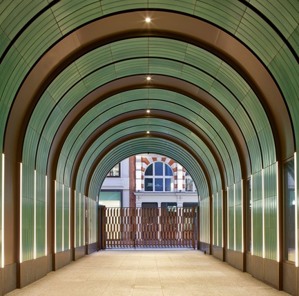 Dossier de presse | 2317-01 - Communiqué de presse | A New Oasis Off London’s Oxford Street - Make Architects - Architecture résidentielle - The ceramic passageways were&nbsp;bespoke&nbsp;made and&nbsp;feature a craquelure effect and bullnose detailing onto the street.&nbsp;Rob Orchardson's brass patinated gates enclose the&nbsp;garden at nightime to allow it to rejuvenate - Crédit photo : Edmund Sumner