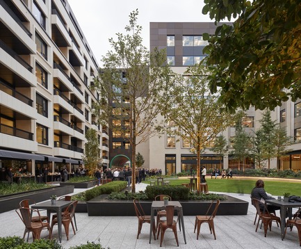 Dossier de presse | 2317-01 - Communiqué de presse | A New Oasis Off London’s Oxford Street - Make Architects - Architecture résidentielle - Retail and restaurants spill onto the square - Crédit photo : Edmund Sumner