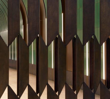 Dossier de presse | 2317-01 - Communiqué de presse | A New Oasis Off London’s Oxford Street - Make Architects - Architecture résidentielle - Brass patinated gates in trapezoid pattern by Robert Orchardson - Crédit photo : Edmund Sumner