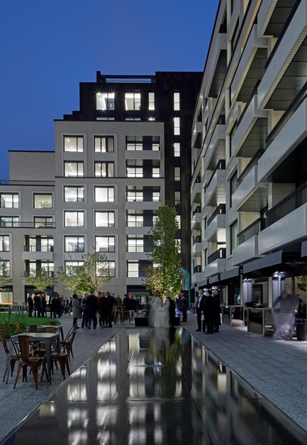 Dossier de presse | 2317-01 - Communiqué de presse | A New Oasis Off London’s Oxford Street - Make Architects - Architecture résidentielle - Reflections on the water rill at night time - Crédit photo : Edmund Sumner