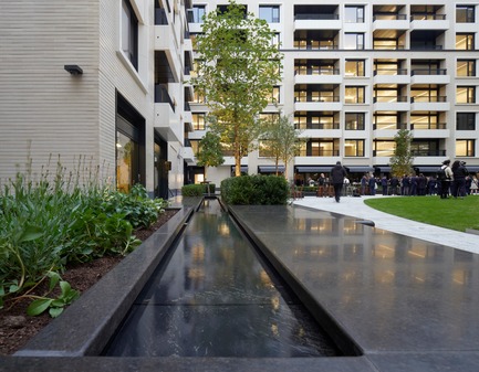 Dossier de presse | 2317-01 - Communiqué de presse | A New Oasis Off London’s Oxford Street - Make Architects - Architecture résidentielle - The brown ceramic water rills act as seating - Crédit photo : Edmund Sumner