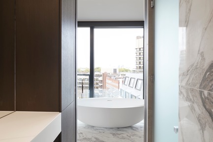 Dossier de presse | 2317-01 - Communiqué de presse | A New Oasis Off London’s Oxford Street - Make Architects - Architecture résidentielle - Marble in one of the residential bathroom types - Crédit photo : Make Architects