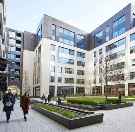 Dossier de presse | 2317-01 - Communiqué de presse | A New Oasis Off London’s Oxford Street - Make Architects - Architecture résidentielle - The commercial element has stainless steel spandrel panels to distinguish it from the residential element. The glazed ceramic bounces light around the garden while the&nbsp;dark bronze anodised aluminium links the commercial and residential elements together - Crédit photo : Make Architects