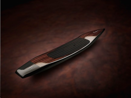 Dossier de presse | 3319-01 - Communiqué de presse | Beau Lake Ushers in a New Era in Waterside Leisure - Beau Lake - Produit -   Rapide Carbon Fibre, Macassar Ebony Wood, Black Trim  - Crédit photo : Shin Sugino