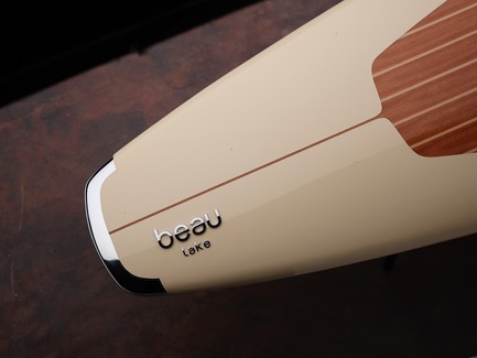 Dossier de presse | 3319-01 - Communiqué de presse | Beau Lake Ushers in a New Era in Waterside Leisure - Beau Lake - Produit -  Tremblant Mahogany With Cream Trim  - Crédit photo : Shin Sugino
