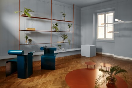 Dossier de presse | 3311-01 - Communiqué de presse | « Montréal a Milano »… ressentir l’esprit de la ville - In Toto - Évènement + Exposition - Atelier Zebulon Perron (fauteuils) - Foraine par Atelier Barda (étagère et tables) - Crédit photo :         Alex Lesage (Threefold Agency)