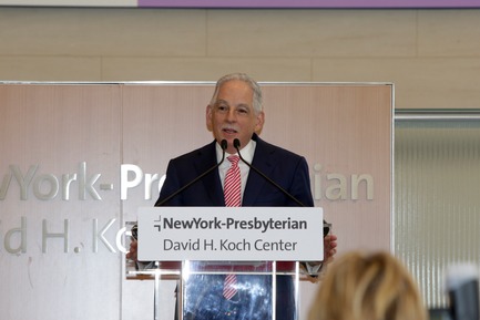 Dossier de presse | 1204-08 - Communiqué de presse | NewYork-Presbyterian Opens a World-Class Center for Ambulatory Care: David H. Koch Center - Pei Cobb Freed & Partners - Architecture institutionnelle - Dr. Steven J. Corwin dedicating the Koch Center, 24 April 2018 - Crédit photo : NewYork-Presbyterian Hospital