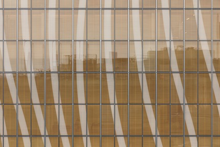 Dossier de presse | 1204-08 - Communiqué de presse | NewYork-Presbyterian Opens a World-Class Center for Ambulatory Care: David H. Koch Center - Pei Cobb Freed & Partners - Architecture institutionnelle -  Triple-glazed curtain wall with integrated internal obeche wood screen and silk-screened frit inside the outer layer  - Crédit photo : Albert Vecerka / ESTO