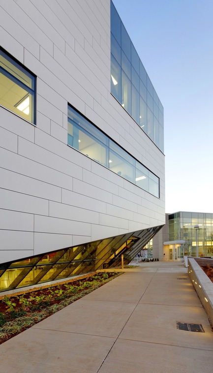 Dossier de presse | 1456-02 - Communiqué de presse | Shared Identity:CannonDesign’s David Polzin Weighs in on the Importance of Communal Context - CannonDesign - Architecture commerciale - MIssouri State University, O'Reilly Clinical Health Sciences Center - Crédit photo : Gayle Babcock
