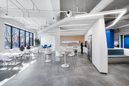 Press kit | 3143-01 - Press release | A Design in Tune with TV5’s Vision - FOR. design planning - Commercial Interior Design - The cafeteria serves as a lounge, a meeting room, a discussion place and a gathering place to stimulate bonds between employees<br> - Photo credit: David Boyer