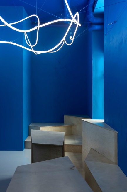 Press kit | 2247-04 - Press release | Galaxy Bar and Bottle Shop - Maxim Kashin Architects - Commercial Interior Design - Multi-level plywood structure - Photo credit:  Dmitry&nbsp;Chebanenkov 
