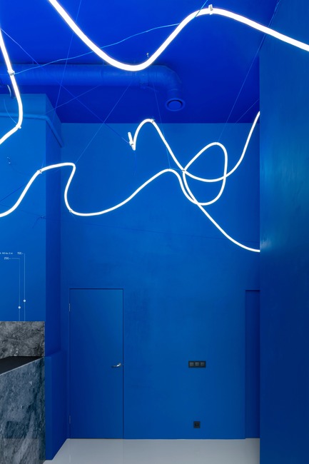 Press kit | 2247-04 - Press release | Galaxy Bar and Bottle Shop - Maxim Kashin Architects - Commercial Interior Design - Black sockets and light switches on blue walls - Photo credit:  Dmitry&nbsp;Chebanenkov 