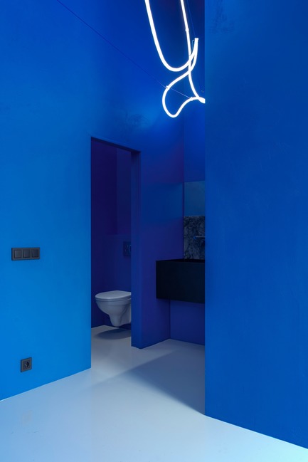 Press kit | 2247-04 - Press release | Galaxy Bar and Bottle Shop - Maxim Kashin Architects - Commercial Interior Design - WC zone - black metal basin with white sanitaryware - Photo credit: Dmitry&nbsp;Chebanenkov