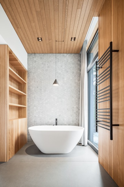 Dossier de presse | 1572-02 - Communiqué de presse | Les Grandes Horizontales - Thellend Fortin Architectes - Architecture résidentielle - salle de bain principale - Crédit photo : Charles Lanteigne