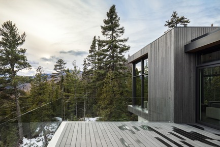 Dossier de presse | 1572-02 - Communiqué de presse | Les Grandes Horizontales - Thellend Fortin Architectes - Architecture résidentielle - terrasse - Crédit photo : Charles Lanteigne