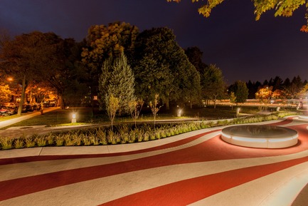 Dossier de presse | 2366-02 - Communiqué de presse | Un graphisme fort pour le parc Guido-Nincheri à Montréal - civiliti - Design urbain - Vue de nuit montrant un bosquet d'arbres déjà sur le site<br> - Crédit photo : Stéphane Najman