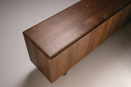 Dossier de presse | 2998-03 - Communiqué de presse | Conde House Unveils TEN Extension Dining Table and Credenza at ICFF 2018 - Conde House - Produit - TEN Credenza Top View - Crédit photo : Conde House
