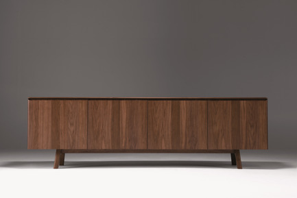 Dossier de presse | 2998-03 - Communiqué de presse | Conde House Unveils TEN Extension Dining Table and Credenza at ICFF 2018 - Conde House - Produit - TEN Credenza - Crédit photo : Conde House