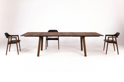 Dossier de presse | 2998-03 - Communiqué de presse | Conde House Unveils TEN Extension Dining Table and Credenza at ICFF 2018 - Conde House - Produit - TEN Dining Table with TEN Chairs - Crédit photo : Conde House