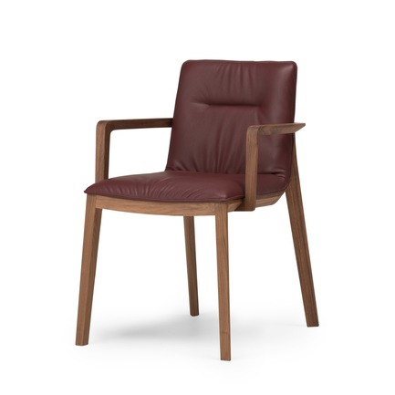 Dossier de presse | 2998-03 - Communiqué de presse | Conde House Unveils TEN Extension Dining Table and Credenza at ICFF 2018 - Conde House - Produit - CHALLENGE Armchair - Crédit photo : Conde House