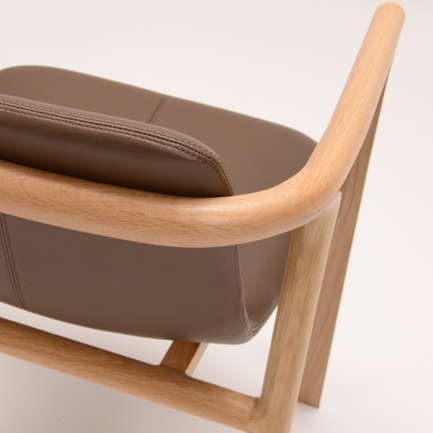 Dossier de presse | 2998-03 - Communiqué de presse | Conde House Unveils TEN Extension Dining Table and Credenza at ICFF 2018 - Conde House - Produit - SPLINTER Armchair - Crédit photo : Conde House