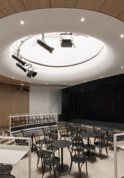 Dossier de presse | 721-07 - Communiqué de presse | Maison de la littérature - Chevalier Morales - Architecture institutionnelle - De forme circulaire et à paliers multiples, la nouvelle salle de spectacle de l’Institut se referme sur elle-même par l’entremise de panneaux acoustiques concentriques et coulissants, intégrés aux rails du plafond.&nbsp; - Crédit photo : Chevalier Morales Architectes