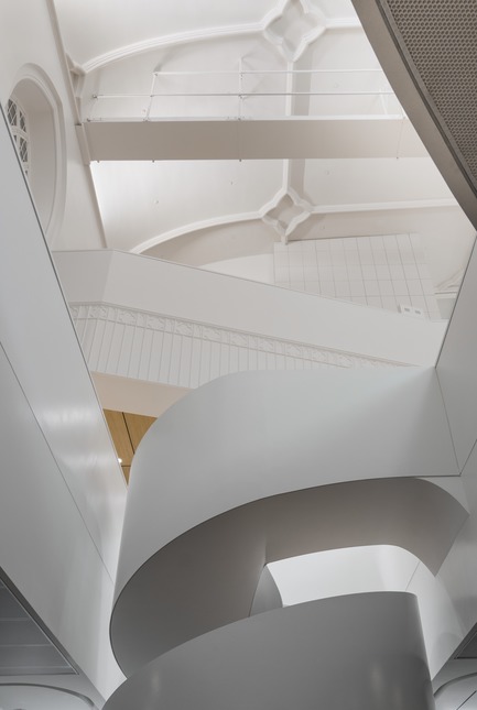 Dossier de presse | 721-07 - Communiqué de presse | Maison de la littérature - Chevalier Morales - Architecture institutionnelle - L'escalier sculptural en colimaçon - Crédit photo : Chevalier Morales Architectes