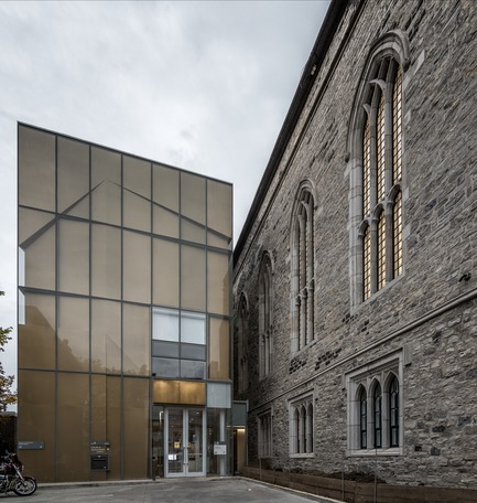 Dossier de presse | 721-07 - Communiqué de presse | Maison de la littérature - Chevalier Morales - Architecture institutionnelle - L'annexe est accessible par le stationnement arrière. - Crédit photo : Chevalier Morales Architectes