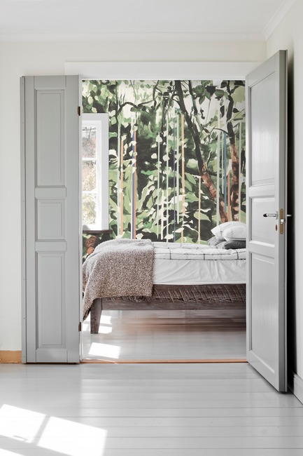 Dossier de presse | 3279-02 - Communiqué de presse | FEATHR Launches New Wallpaper Collection Featuring the Remarkable Landscape Paintings of Tamara Piilola - FEATHR - Design d’intérieur résidentiel - Raindrops wall mural&nbsp;by Tamara Piilola for FEATHR - Crédit photo : Folio Images/Offset.com/FEATHR.com