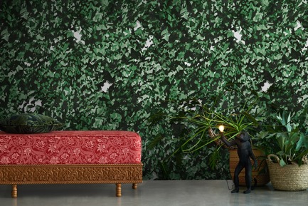 Dossier de presse | 3279-02 - Communiqué de presse | FEATHR Launches New Wallpaper Collection Featuring the Remarkable Landscape Paintings of Tamara Piilola - FEATHR - Design d’intérieur résidentiel - The Most Beautiful Things Hide wallpaper by Tamara Piilola for FEATHR - Crédit photo : 79berlin/FEATHR.com