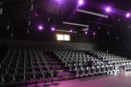 Press kit | 3256-01 - Press release | Nunavik's New Cultural Centre Opens Its Doors - Blouin Orzes architectes - Institutional Architecture - Main hall with seating in position<br><br> - Photo credit:  Blouin Orzes&nbsp;architectes<br> 