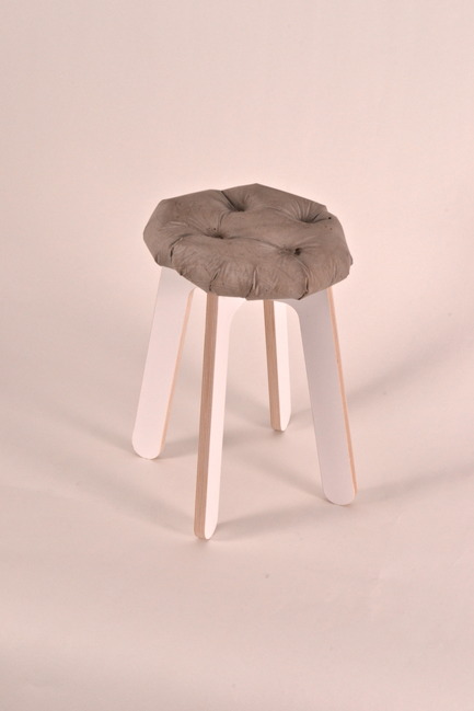 Press kit | 884-02 - Press release | Projet HEC édition 2012 - École de design industriel de l’Université de Montréal - Event + Exhibition - Tabouret beton Middleton - Photo credit: Muriel El Helou